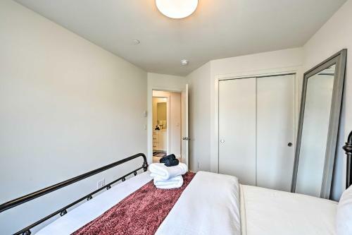 Sleek Lynnwood Townhome With Peloton And Backyard