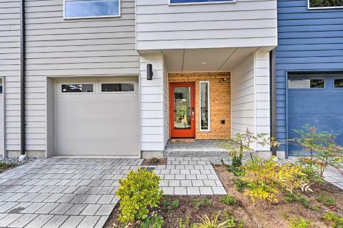 Sleek Lynnwood Townhome With Peloton And Backyard