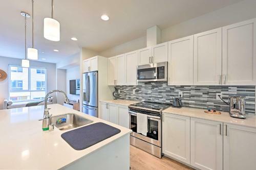 Sleek Lynnwood Townhome With Peloton And Backyard