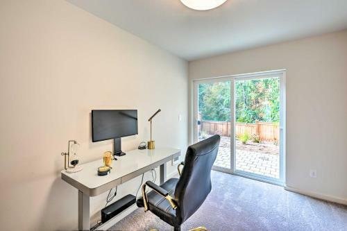 Sleek Lynnwood Townhome With Peloton And Backyard