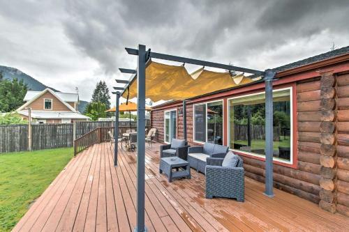 Lakefront Cabin With Stunning Mountain Views And Dock!
