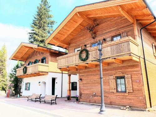 Franz Lodge In Downtown, Sleeps 16+, Pet Friendly, Groups Welcome!