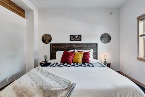 Franz Lodge In Downtown, Sleeps 16+, Pet Friendly, Groups Welcome!