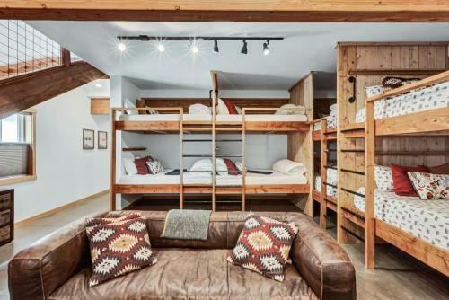 Franz Lodge In Downtown, Sleeps 16+, Pet Friendly, Groups Welcome!