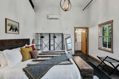 Franz Lodge In Downtown, Sleeps 16+, Pet Friendly, Groups Welcome!