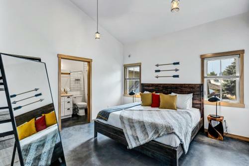 Franz Lodge In Downtown, Sleeps 16+, Pet Friendly, Groups Welcome!