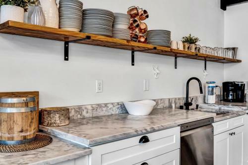 Franz Lodge In Downtown, Sleeps 16+, Pet Friendly, Groups Welcome!
