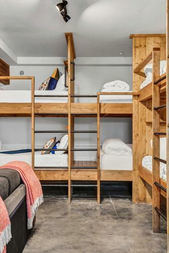 Hans Lodge In Downtown, Sleeps 16+ And Pet Friendly!