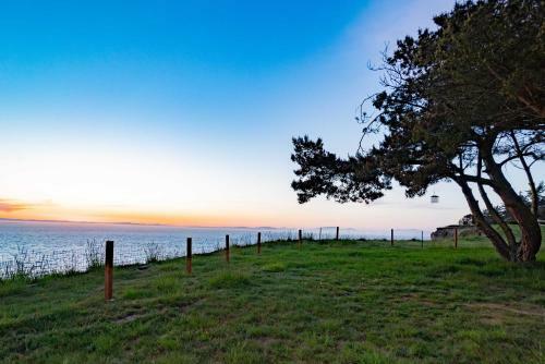 Chic Oceanfront Retreat With Deck And Mountain Views!