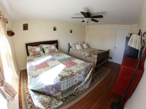 Bed & Breakfast Awesome Flat Top Farmhouse