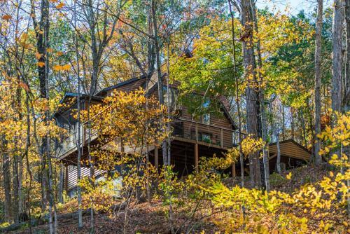 Chalet Cabin W Private Creek, Hot Tub, Huge Deck!