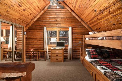 Woodland Doe Lodge - Lakefront Log Cabin