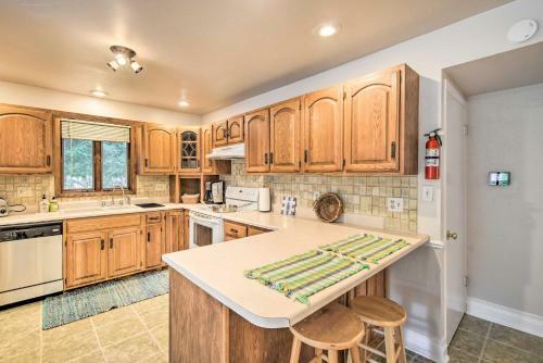 Walkable Lake Elkhart Apt Dine, Shop, Swim!