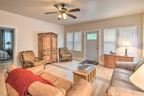 Walkable Lake Elkhart Apt Dine, Shop, Swim!