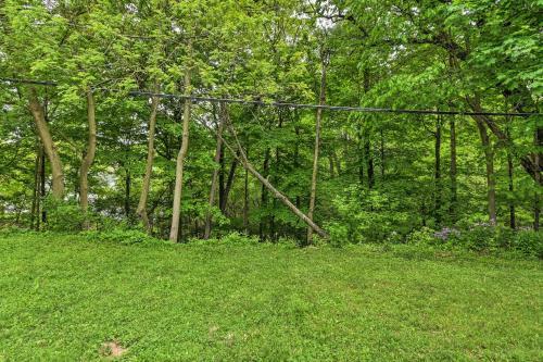 Walkable Lake Elkhart Apt Dine, Shop, Swim!