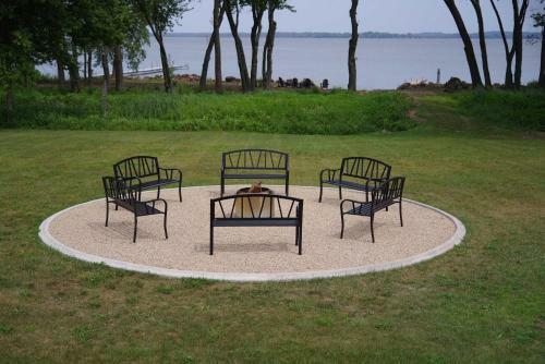 Waterfront Home With 2 Decks On Lake Koshkonong