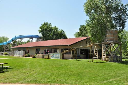 Fremont Jellystone Park Loft Cabin 4