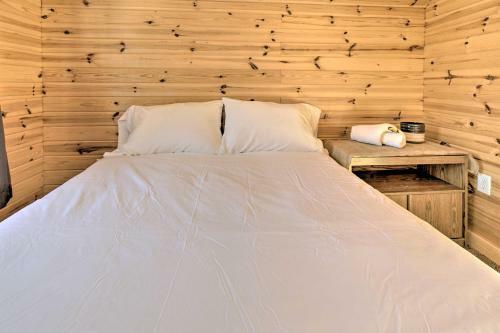 Cozy Eagle River Escape With Direct Lake Access