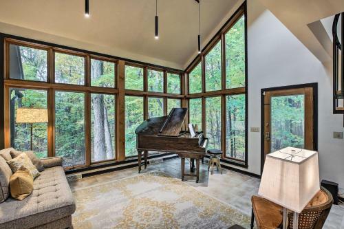 Spacious Modern Home Less Than 6 Mi To Lambeau Field!