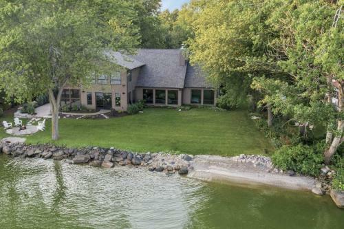 Luxe Lakefront Retreat With Sauna And Game Room!