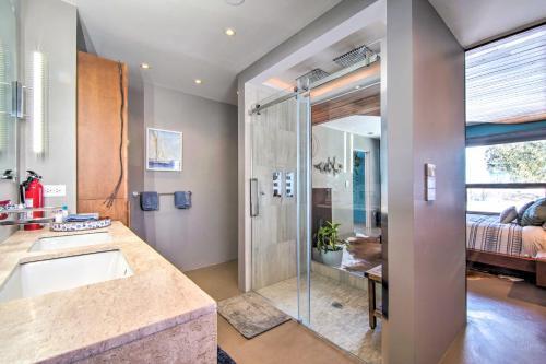 Stylish Monona Home 2 Blocks To Drink And Dine