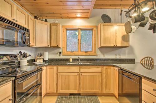 Exceptional Home With Deck About 3 Miles To Sand Valley