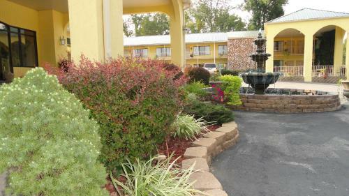 Hotel Golden Manor Inn & Suites