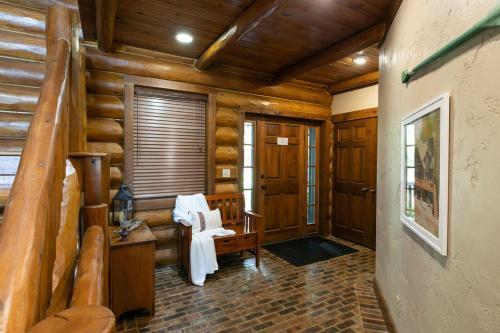 Grandview Lakeside Log Lodge
