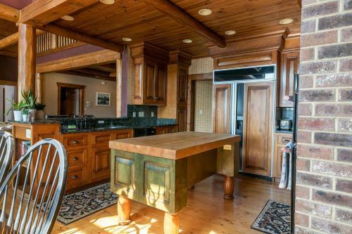 Grandview Lakeside Log Lodge