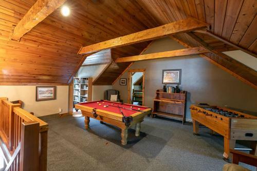 Grandview Lakeside Log Lodge