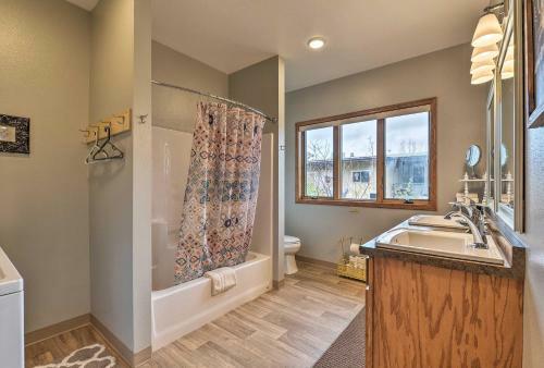 Large Ten Sleep Home On Main St, 10 Mins To Canyon