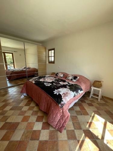 Maison � Flanc de Colline Avec Piscine Eygali�res