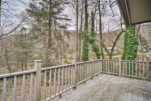Inviting Apartment With Deck In Smoky Mountains