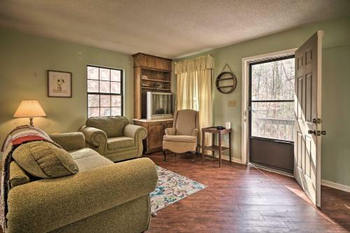 Inviting Apartment With Deck In Smoky Mountains