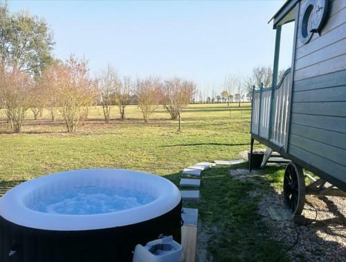 Agroturismo G�tes Les Perouilles - La Roulotte Jacuzzi de Jos�pha