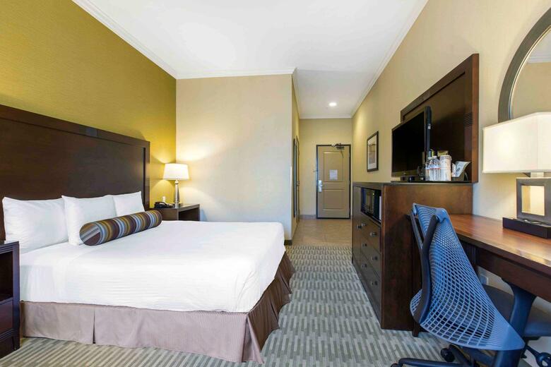 The Oaks Hotel & Suites
