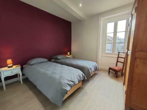 G�te Saint-haon-le-ch�tel, 4 Pi�ces, 10 Personnes - Fr-1-496-252