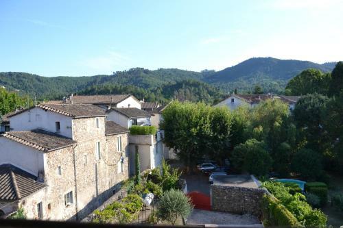 St Jean Du Gard : Spacious Apartment With Use Of Pool