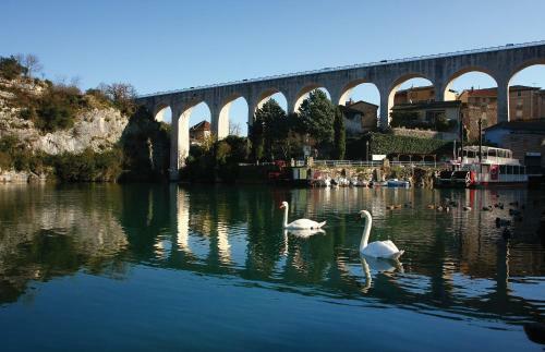 Hostal Roulottes Au Pied Du Vercors