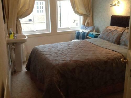 Hostal Riverside Guest House