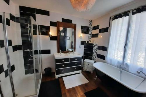 Maison Jeanne (Proche B�cherel Pour 14 Personnes)