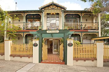 Hostal Charrington Hotel