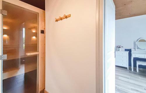 Stunning Home In Ledinghem With Jacuzzi, Sauna And Wifi