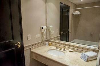 Hotel Howard Johnson Pilar Resort Spa & Convention Center