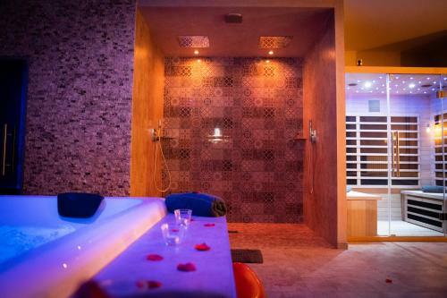 Apartamento Le Loft A Bulles (85m2 Jacuzzi Hammam Billiard Bar Douche Sauna)
