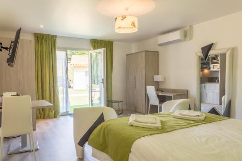 Domaine Des Pierres Dor�es