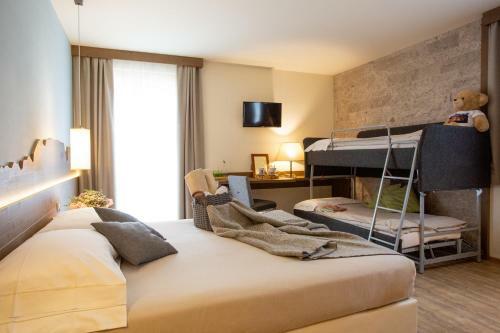 Hotel Chalet Tovel - Mountain Lake