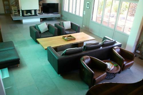 Stunning High Standard Villa, Heated Pool+aircon+terrace+garden