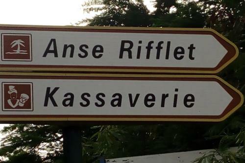 Gite � 2 Pas de La Flamboyante Plage de La Perle