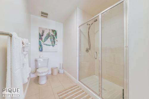 Villa New, 3bdrm Tropical Oasis, Central, Garage, Fireplace, Wifi!